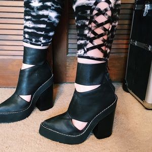 • Jeffrey Campbell Féria Bootie •